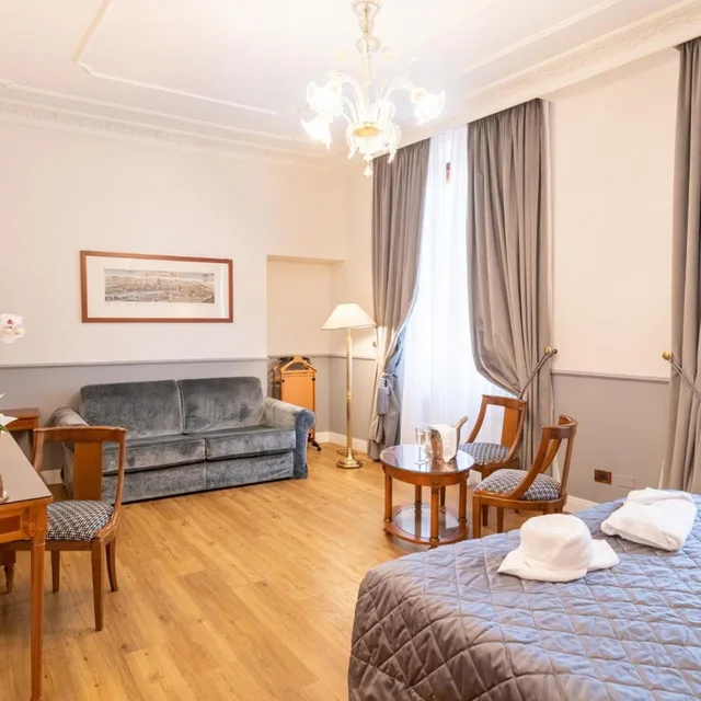 غرفة ديلوكس ثلاثية بسرير كينج، Strozzi Palace Hotel 2/6