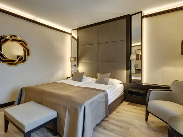 غرفة بزنس كلاسيكية بسرير كوين وسريرين منفصلين، Hotel Alpina Luzern 1/1