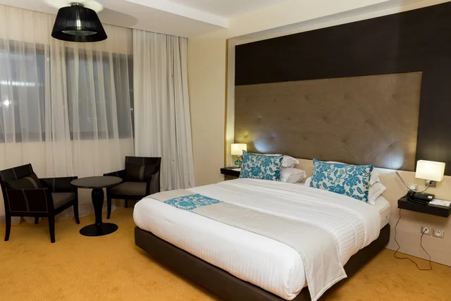 جناح جونيور، New Day Hotel 1/1