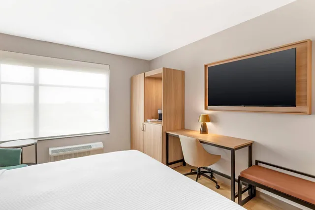 غرفة بسرير كينج بحوض استحمام لذوي الإعاقة، Cambria Hotel Euless - DFW Airport South 3/6