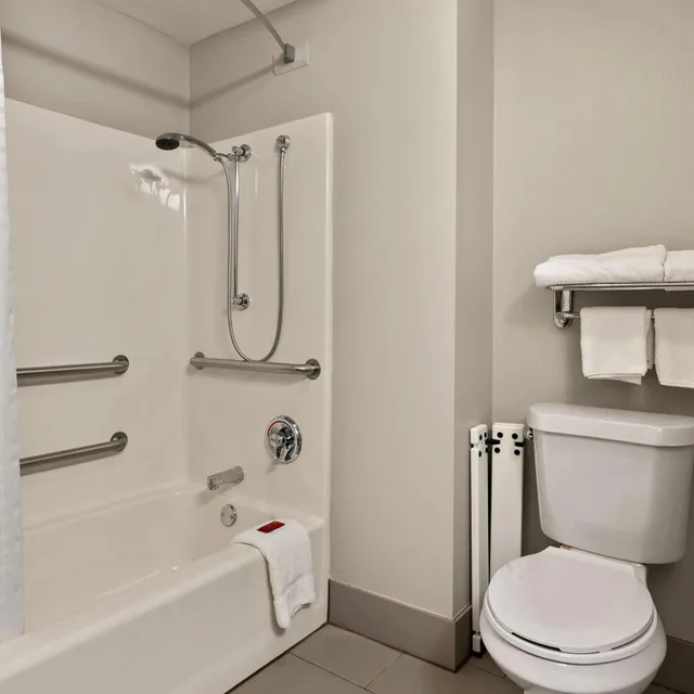 غرفة بسرير كوين بحوض استحمام لذوي الإعاقة، SureStay Plus Hotel by Best Western Tulsa East 6/9