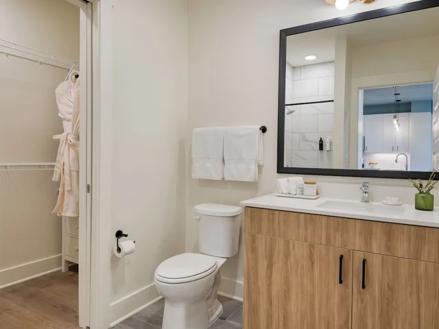 جناح بسرير كينج بشرفة بغرفة نوم واحدة مع أريكة، The Gilmore, an AvantStay Hotel 2/3