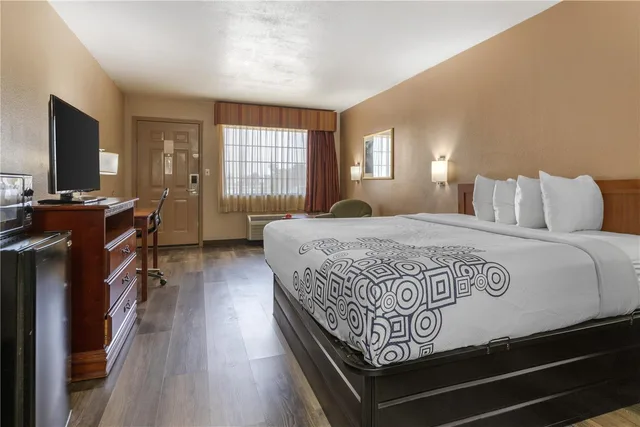 غرفة بسرير كينج، Surestay Plus Hotel By Best Western Poteau 1/3