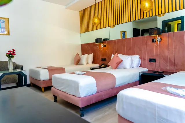 غرفة ثلاثية، Hotel Les Ambassadeurs 8/10