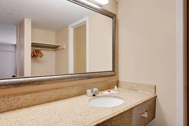 غرفة بسرير كوين للمدخنين، Travelodge by Wyndham Ozona 3/4