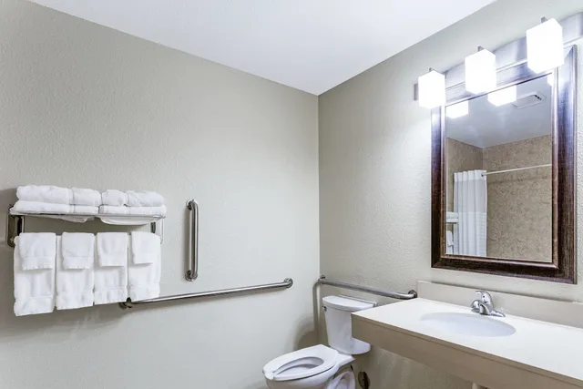 Room, Queen Bed, Accessible, Americinn By Wyndham Sleepy Eye 2/2