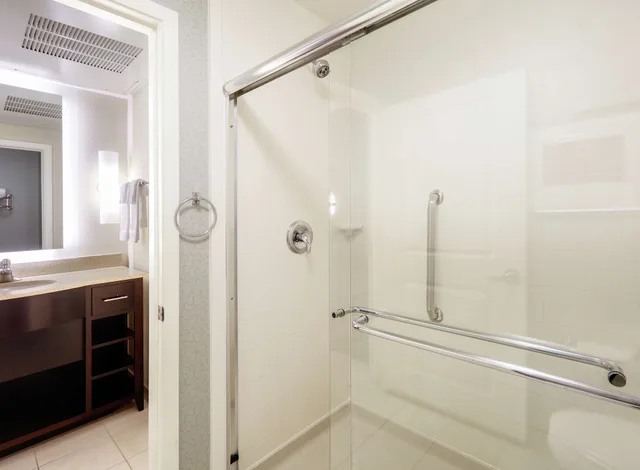 جناح بسرير كينج وسريرين كوين بغرفتي نوم مع أريكة بحوض استحمام لذوي الإعاقة، Homewood Suites By Hilton Dallas Allen 4/5