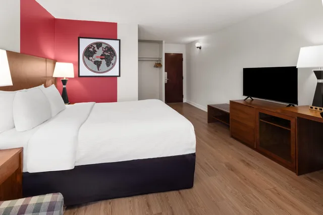 غرفة ديلوكس بسرير كوين، Ramada by Wyndham Arnprior 1/5