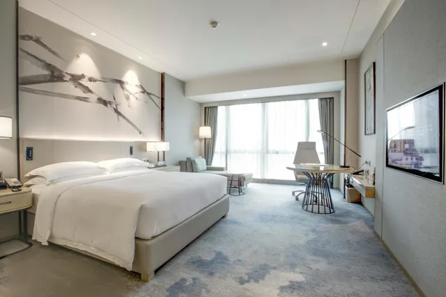 غرفة ديلوكس بسرير كينج بإطلالة على المسبح، Doubletree By Hilton Shenzhen Longhua 1/5