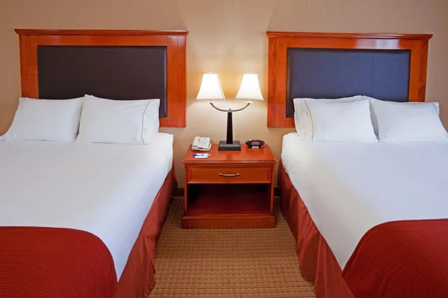 غرفة قياسية بسريرين كوين لذوي الإعاقة، Holiday Inn Express Hotel Suites Latham 1/2