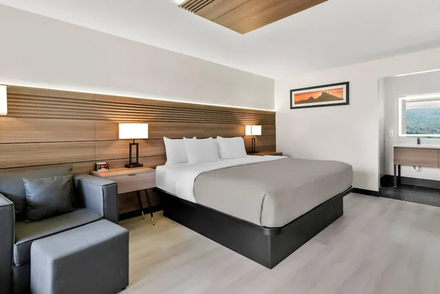 Room, King Bed, Accessible, Quality Inn & Suites Wytheville 3/7