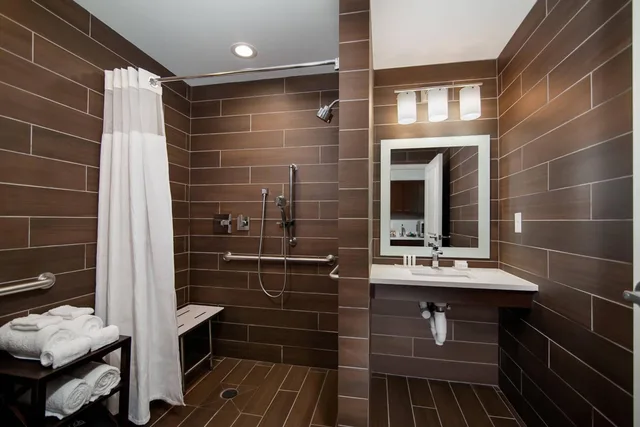 جناح بسرير كوين بغرفة نوم واحدة مع أريكة، TownePlace Suites Fort Worth University Area/Medical Center 6/7