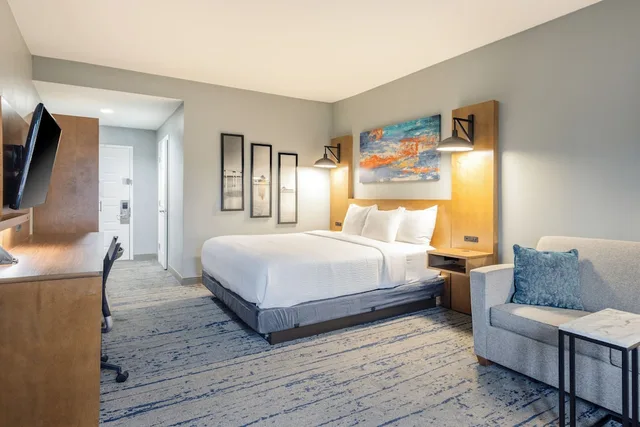 غرفة بسرير كينج بإطلالة على المسبح، La Quinta Inn Suites By Wyndham Ft Myers Sanibel Gateway 2/10