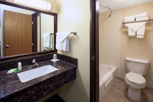 جناح سوبيريور بسريرين كوين بإطلالة على البحيرة، AmericInn by Wyndham Ashland 3/3