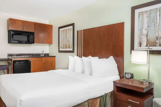 جناح بسرير كينج وسرير كوين بغرفة نوم واحدة، Ramada by Wyndham Carlyle 2/13