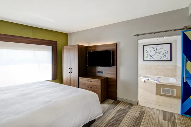 Spa, Executive, Suite, King Bed، Holiday Inn Express Hotel & Suites Toronto Markham 1/8