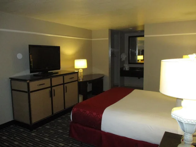 جناح بسرير كينج وسريرين كوين، SureStay Hotel by Best Western Buena Park Anaheim 6/10