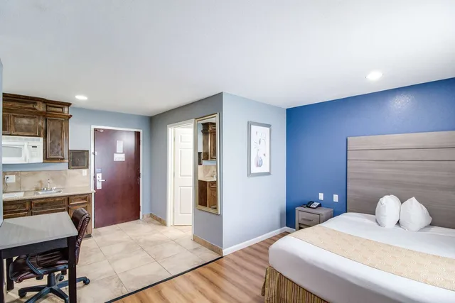 Efficiency, Suite, Queen Bed، Rodeway Inn & Suites Port Arthur - Groves 1/2