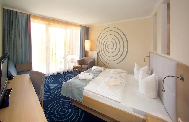 غرفة سوبيريور بسرير كينج بإطلالة على البحيرة مع أريكة، Balance Das 4 Elemente Spa Golf Hotel 2/3