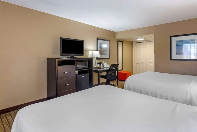 غرفة قياسية بسريرين كوين لذوي الإعاقة، Best Western Palm Beach Lakes 6/8