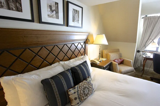 Fairmont, Junior Suite, Queen Bed, Kitchenette, Fairmont Tremblant 1/4