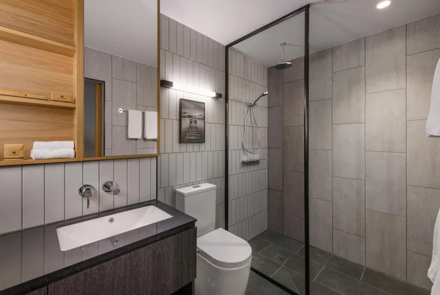 Interior, Classic, King Bed, 2 Queen Beds, Movenpick Hotel Hobart 6/8