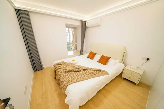 Senior, Apartment, 1 Queen and 1 Single Bed، Book and Bed-People's Square 9/10