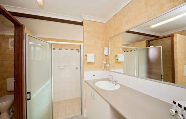 3 Bedrooms, Deluxe, Cabin, 3 Beds, 2 Queen Beds, Water Front, Discovery Parks - Bunbury Foreshore 1/1