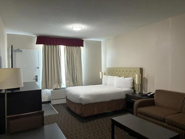 غرفة بسرير كوين لذوي الإعاقة، Ramada by Wyndham Estevan 2/3