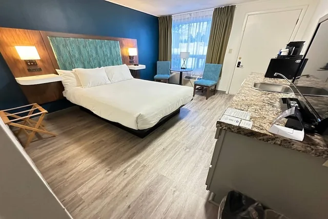 Drive Up, Queen Bed, Kitchenette، Travelodge by Wyndham Amherst 6/10