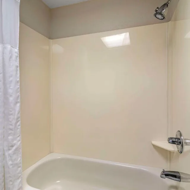 غرفة بسرير كينج وسرير كوين بحوض استحمام، Comfort Inn & Suites Corbin North 5/5