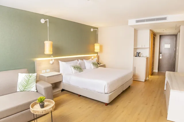 غرفة قياسية بسرير كينج بإطلالة على البحر مع أريكة، Grand Sirenis San Andres 2/3