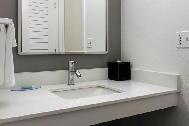 غرفة بسرير كينج لذوي الإعاقة، Courtyard By Marriott Annapolis 4/5
