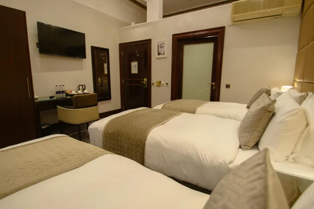 غرفة كلوب ثلاثية، Hyde Park International Hotel 7/10