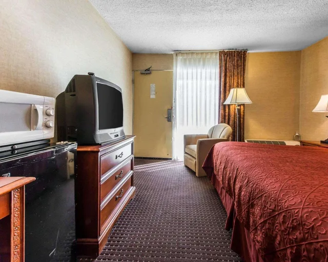 غرفة بسرير كينج، Quality Inn & Suites Erie near Casino 1/1