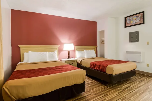 غرفة بسريرين كوين، Econo Lodge Inn & Suites Lake Harmony - Pocono Mountains Area 2/4