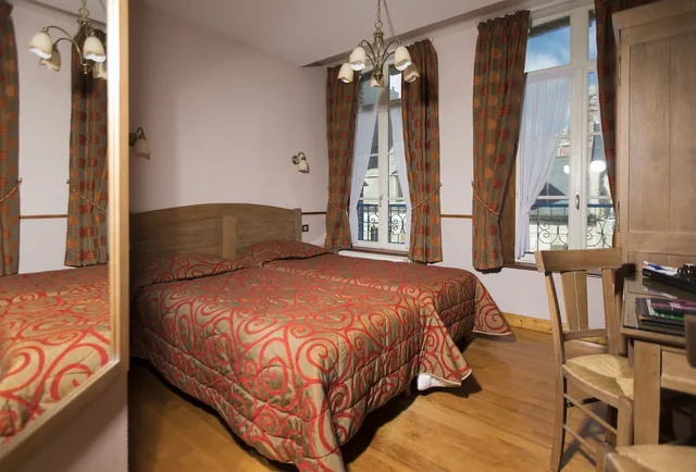 Room, Twin Beds, Street View، Hotel De Calais 3/4