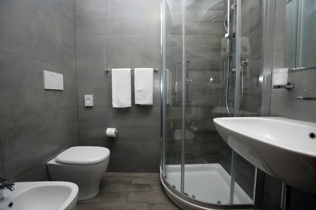 غرفة ثلاثية، Hotel Desiree 6/7