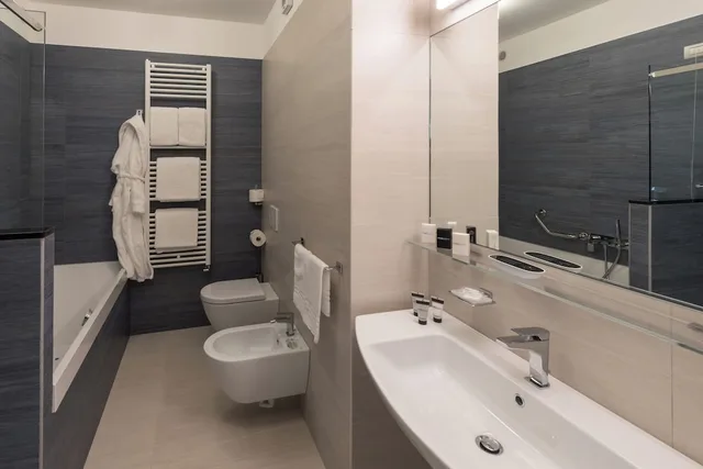 3 Bedrooms, Grand, Apartment, 3 Queen Beds, City View, Hesperia Hotel & Residence 4/4
