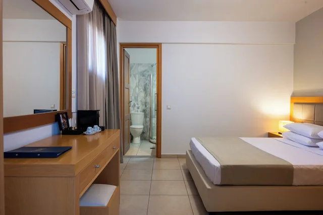 جناح بسريرين منفصلين بإطلالة على البحر بغرفتي نوم مع أريكة بمسبح خاص، Miramare Resort & Spa 2/5
