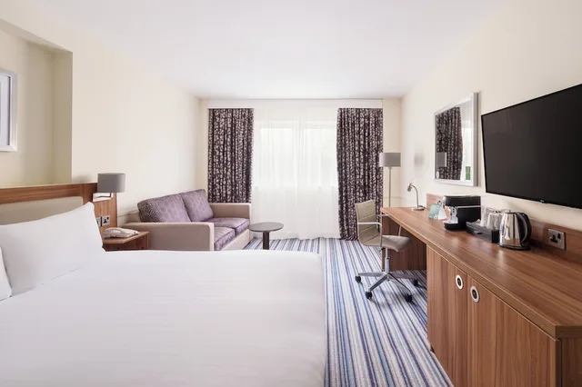 غرفة قياسية بسرير كينج مع أريكة، Holiday Inn Leeds Wakefield M1 Jct.40, an IHG Hotel 3/7