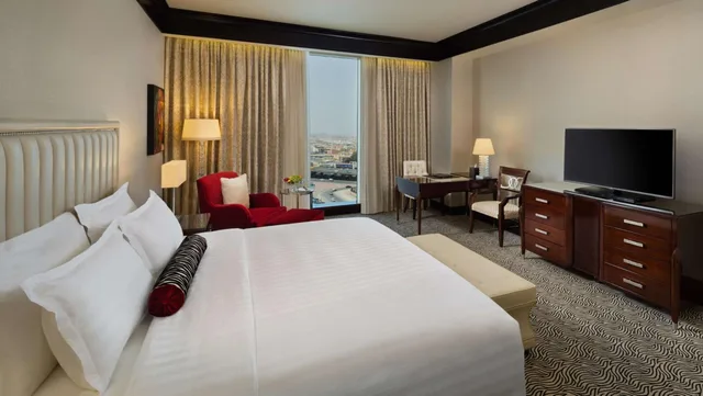 غرفة تنفيذية تنفيذية بسرير كينج مع دخول الصالة، فندق كمبينسكي العثمان الخبر(Kempinski Al Othman Hotel) 2/6