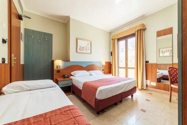 غرفة ثلاثية بسرير كوين وسرير فردي بشرفة، Hotel Riviera Fiumicino 1/2