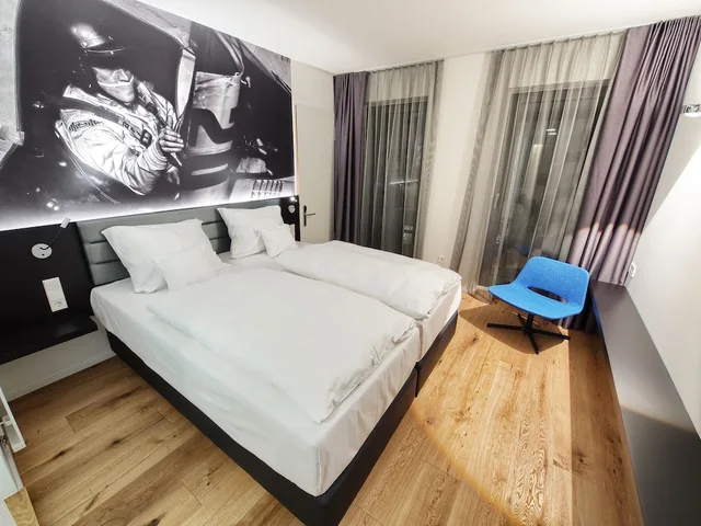 غرفة متصلة عائلية بسريرين مزدوجين، V8 Hotel Motorworld Region Stuttgart, BW Premier Collection 1/7