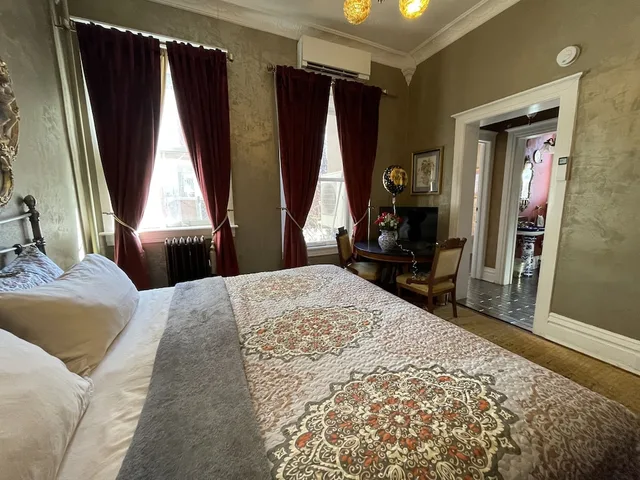Charles, Suite, King Bed، Holiday Chalet Victorian - Bed & Breakfast 2/6