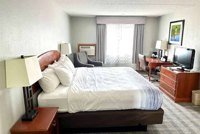 غرفة بسرير كينج، AmericInn & Suites By Wyndham Baraboo Event Center 1/5