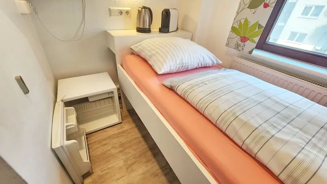 Economy, Single, Single Bed, Marion Weber House 2/10