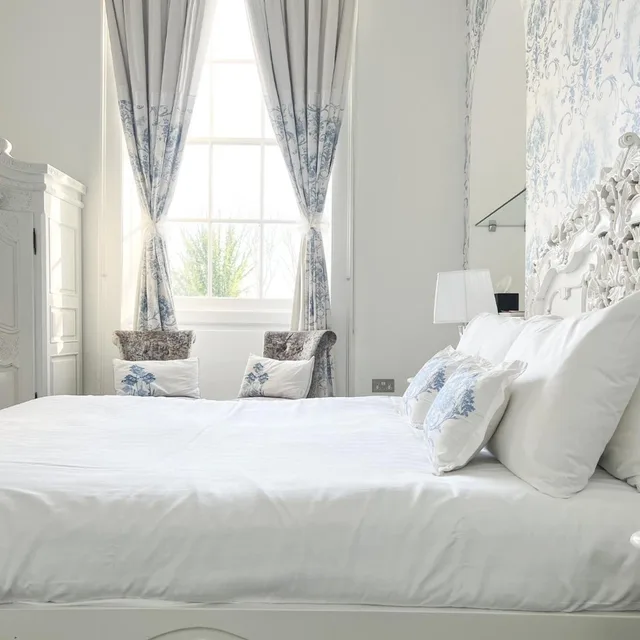 جناح، The Riverside House Hotel 1/9