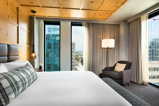 غرفة بريميوم بسرير كينج بإطلالة على الجبل، Limelight Hotel Denver 1/5