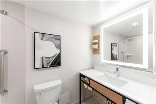 Evolution, 2 Queen Beds, Hilton Garden Inn Toronto Airport 1/1